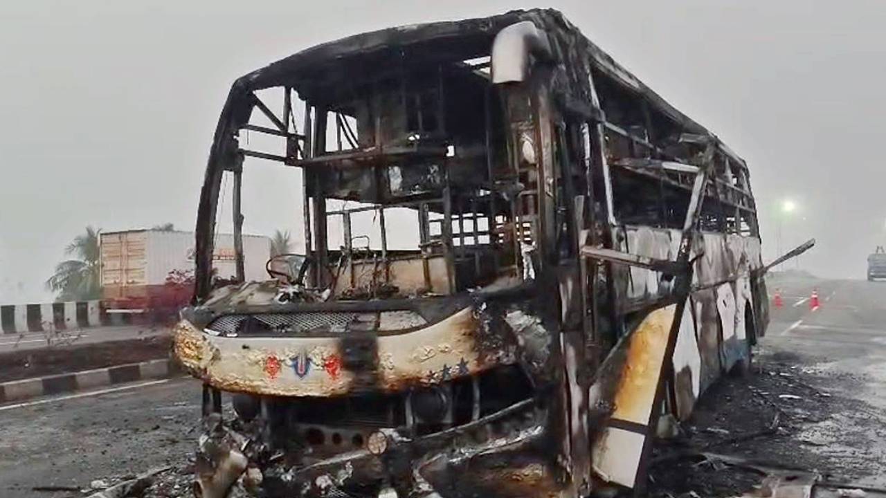 ఏపీలో మరో బస్సు ప్రమాదంప్రైవేట్ ట్రావెల్స్ బస్సులో మంటలు.. పూర్తిగా దగ్దం